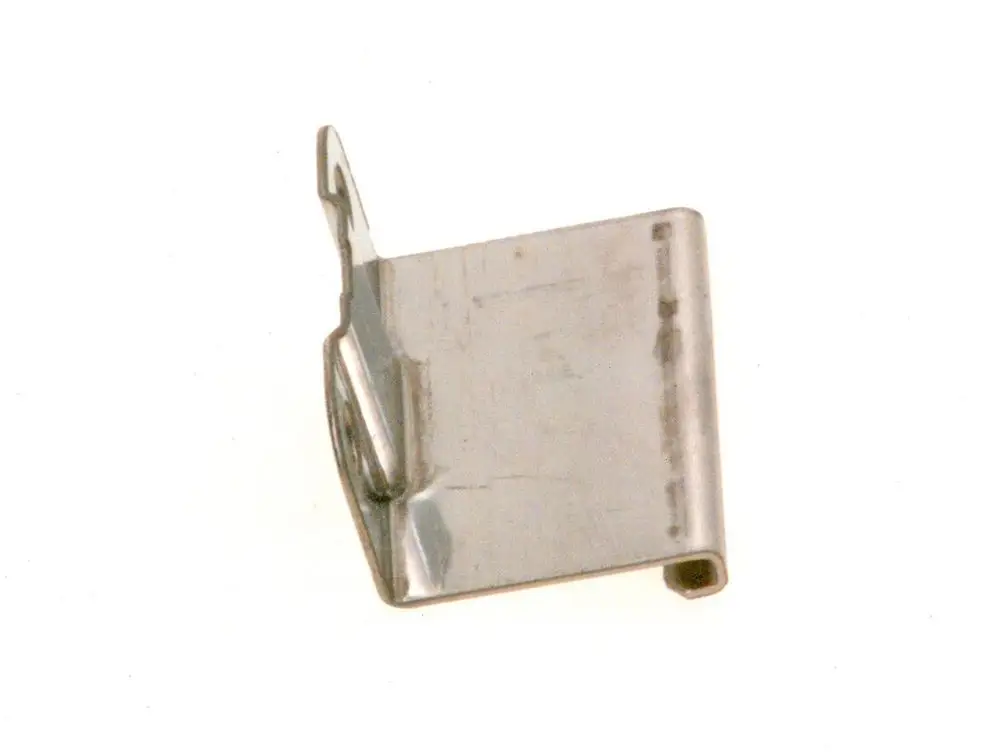 BOSCH Metalllasche in gebogener Form mit einer Befestigungslasche, vermutlich für Montagezwecke. Die Oberfläche ist glänzend und zeigt Gebrauchsspuren.